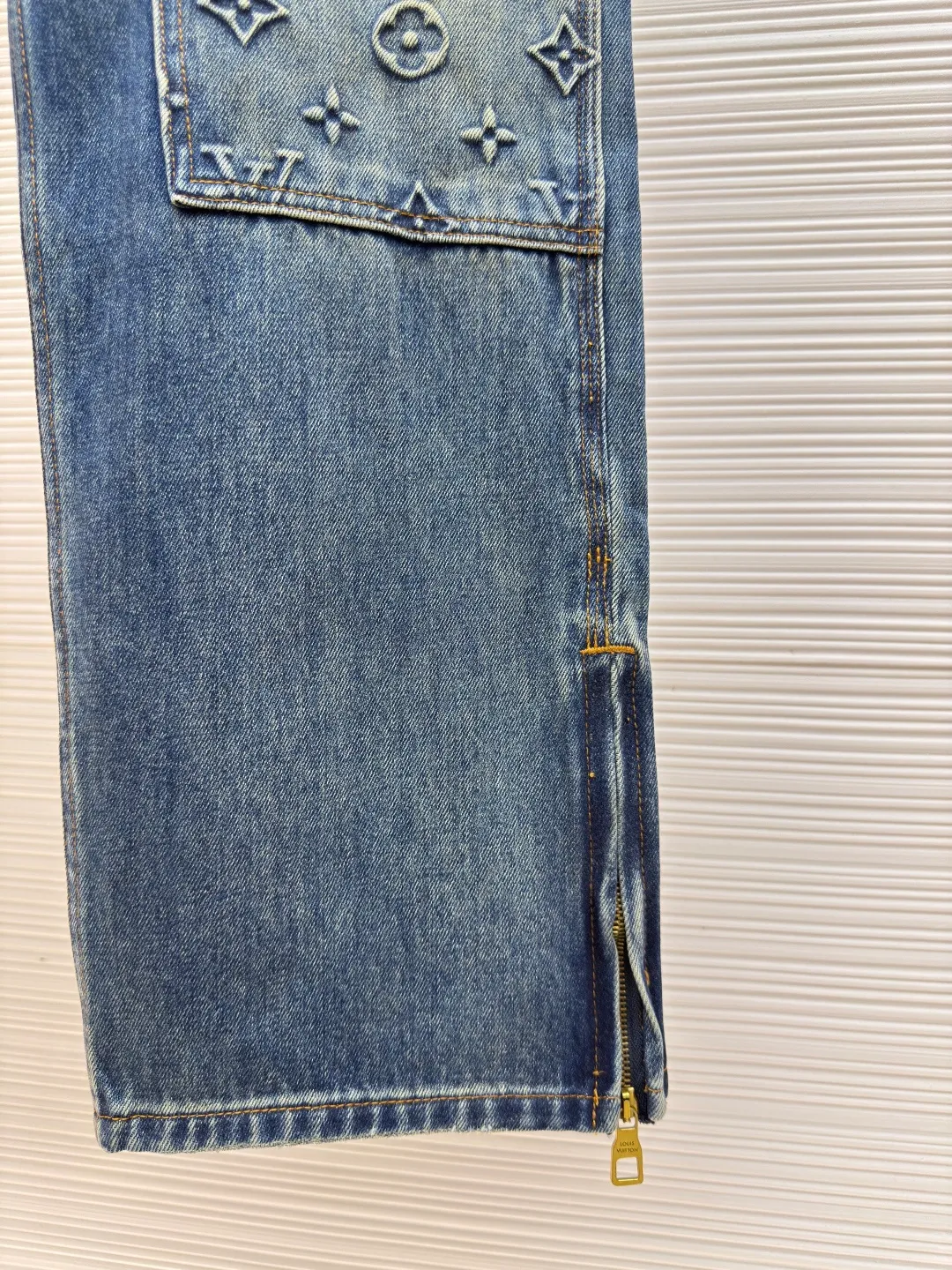 LOUIS VUITTON embossed work jeans ●Authentic product: purchased and developed by 13939 ●Item number: 1680239-B70 ●Material: denim fabric ●Technology: embossed embossed production ●Version: fitted version ●Weight: about 1060 grams ●Size: 28-30-32-34-36 ●Description: Integrating Monogram embossed pockets into a casual workwear silhouette, it can create a trendy look with the same style of overalls, or it can be mixed and matched with separate items to explore more fashion possibilities. Positioned panel splicing design, slightly distressed, washed blue, square nails with lettering under the left sleeve, decorative zipper, snap buttons at the front, standard cut version, casual style, suitable for both men and women. Original goods, washed casual jeans, imported original washed stretch fabric, comfortable and elastic, original hardware accessories decorated with logo, super correct fit, extremely high grade, high quality, fashionable and stylish upper body. The overall wiring is straight and delicate, the fabric is comfortable and soft, and the color is consistent without color difference. It can be matched with the same style to create a fashionable look and control various occasions. Customized accessories, complete with three standards, same style for men and women!
